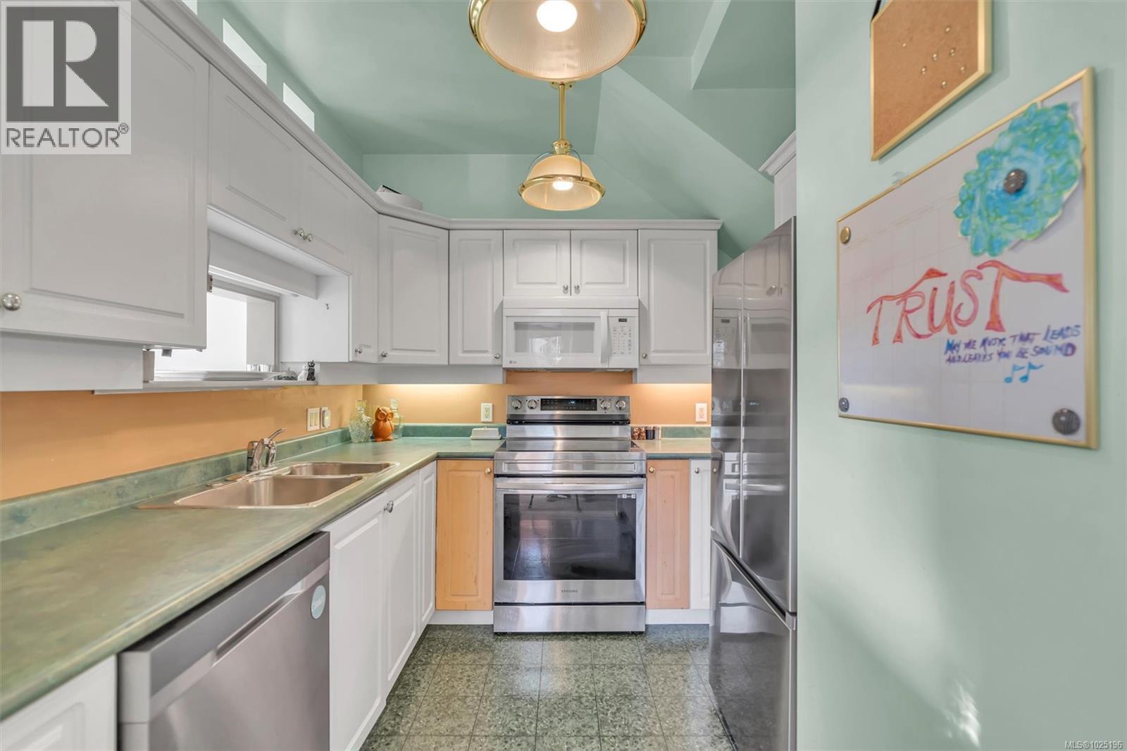 A 142 St. Lawrence Street, Victoria