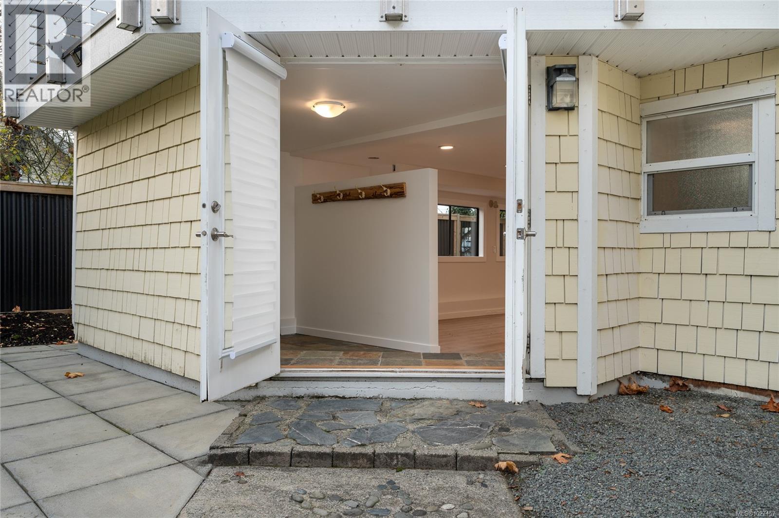 7850 SHANGRI-LA RD - 44