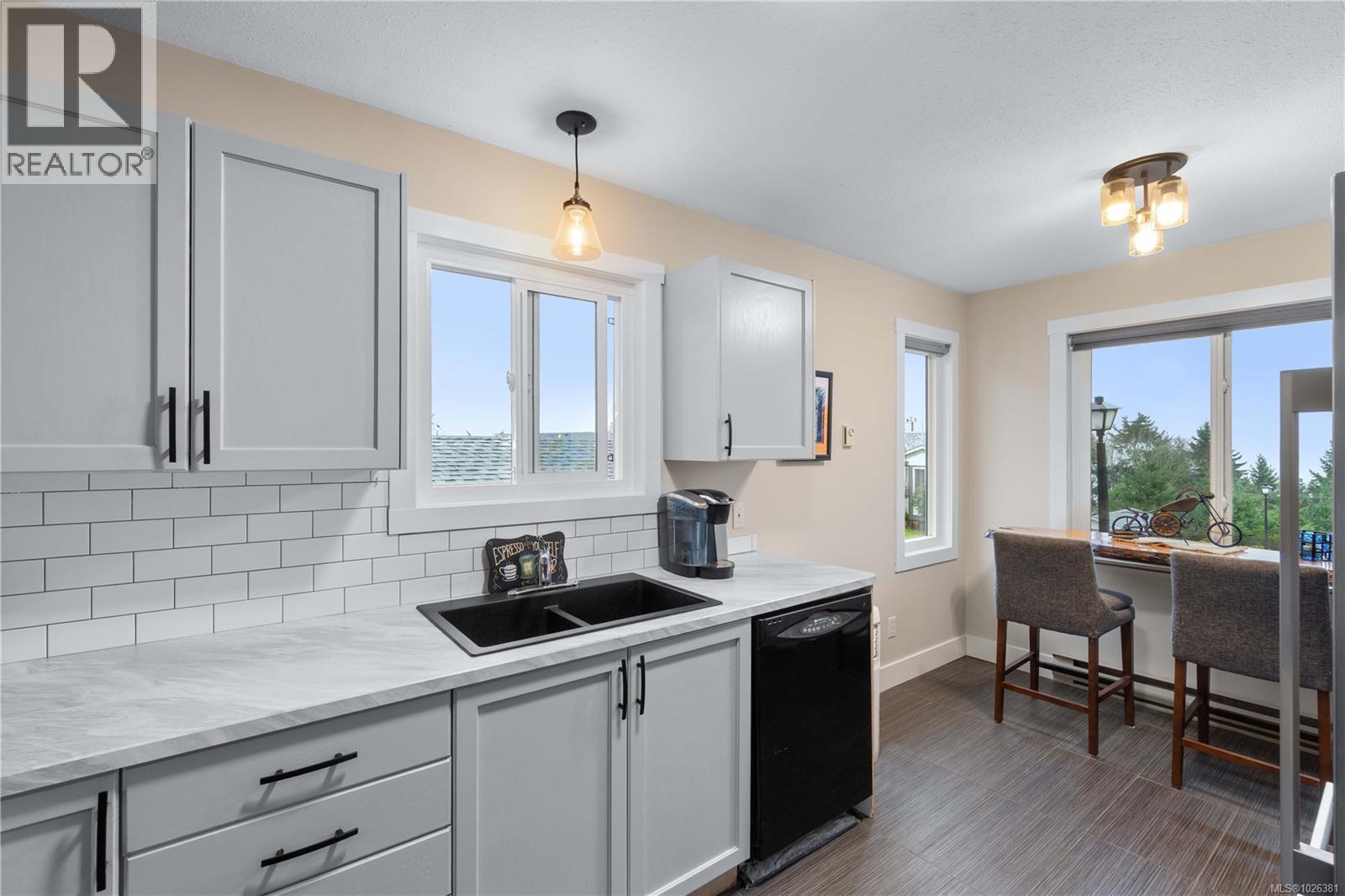 368 PETROGLYPH CRES - 24