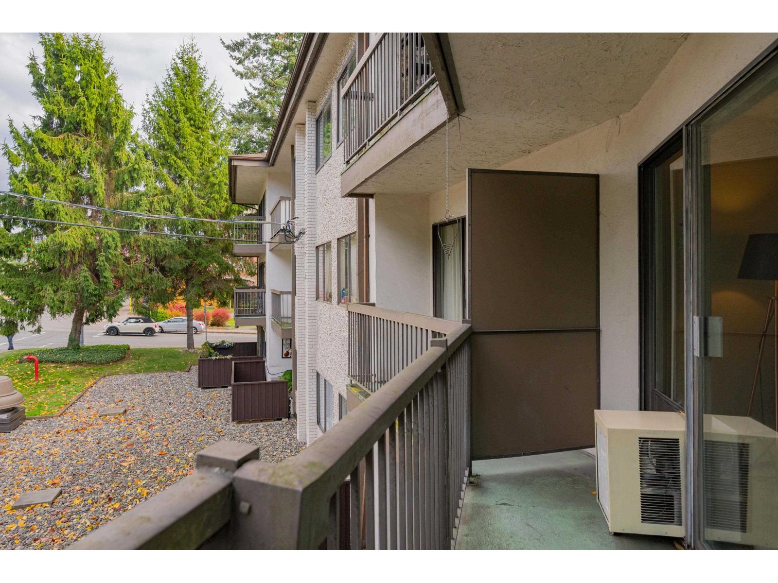 218 15020 NORTH BLUFF ROAD, White Rock