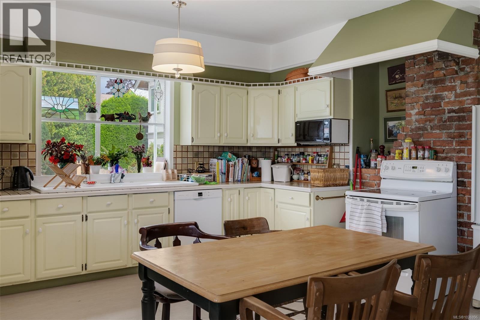  470 Constance Avenue, Esquimalt