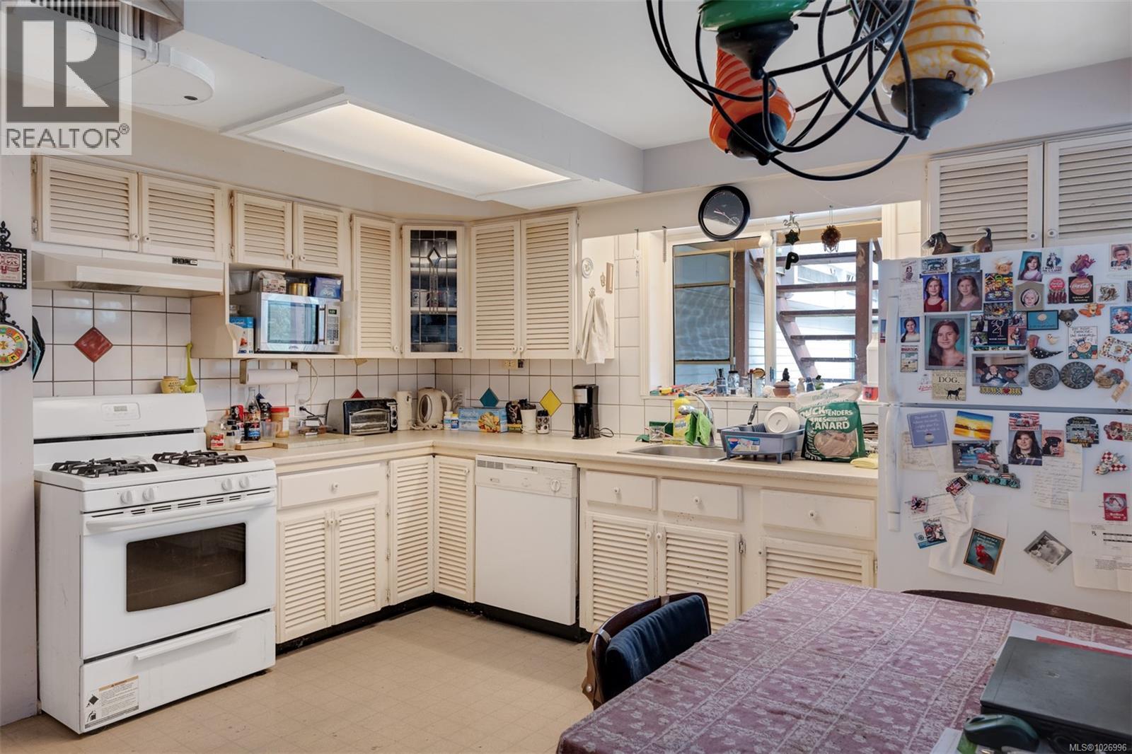  470 Constance Avenue, Esquimalt