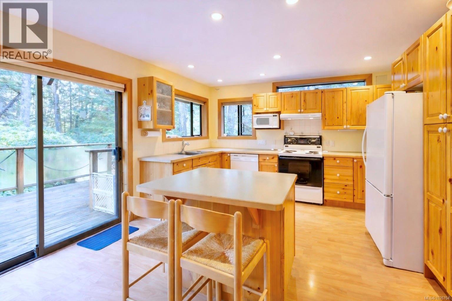 1290 Lynn Rd, Tofino