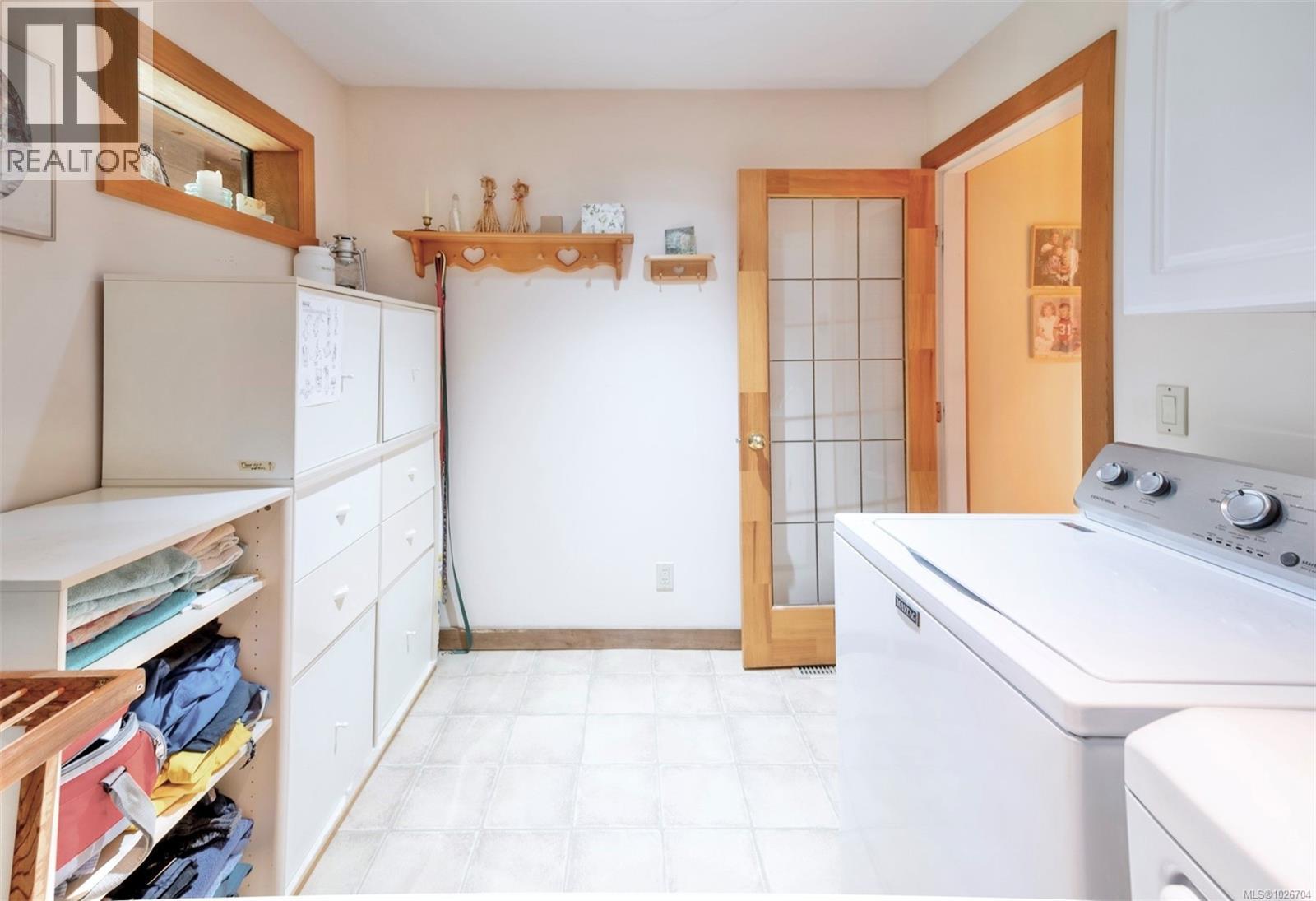 1290 Lynn Rd, Tofino