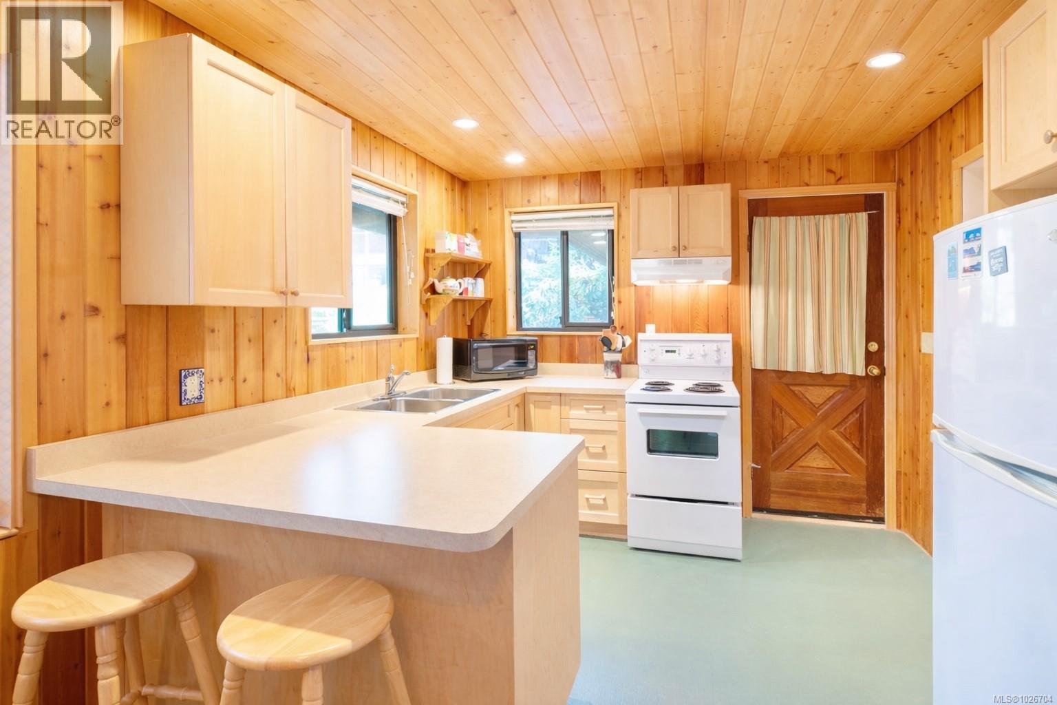 1290 Lynn Rd, Tofino