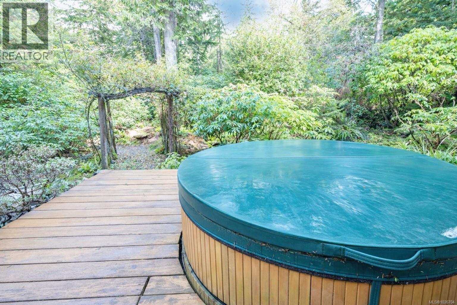 1290 Lynn Rd, Tofino