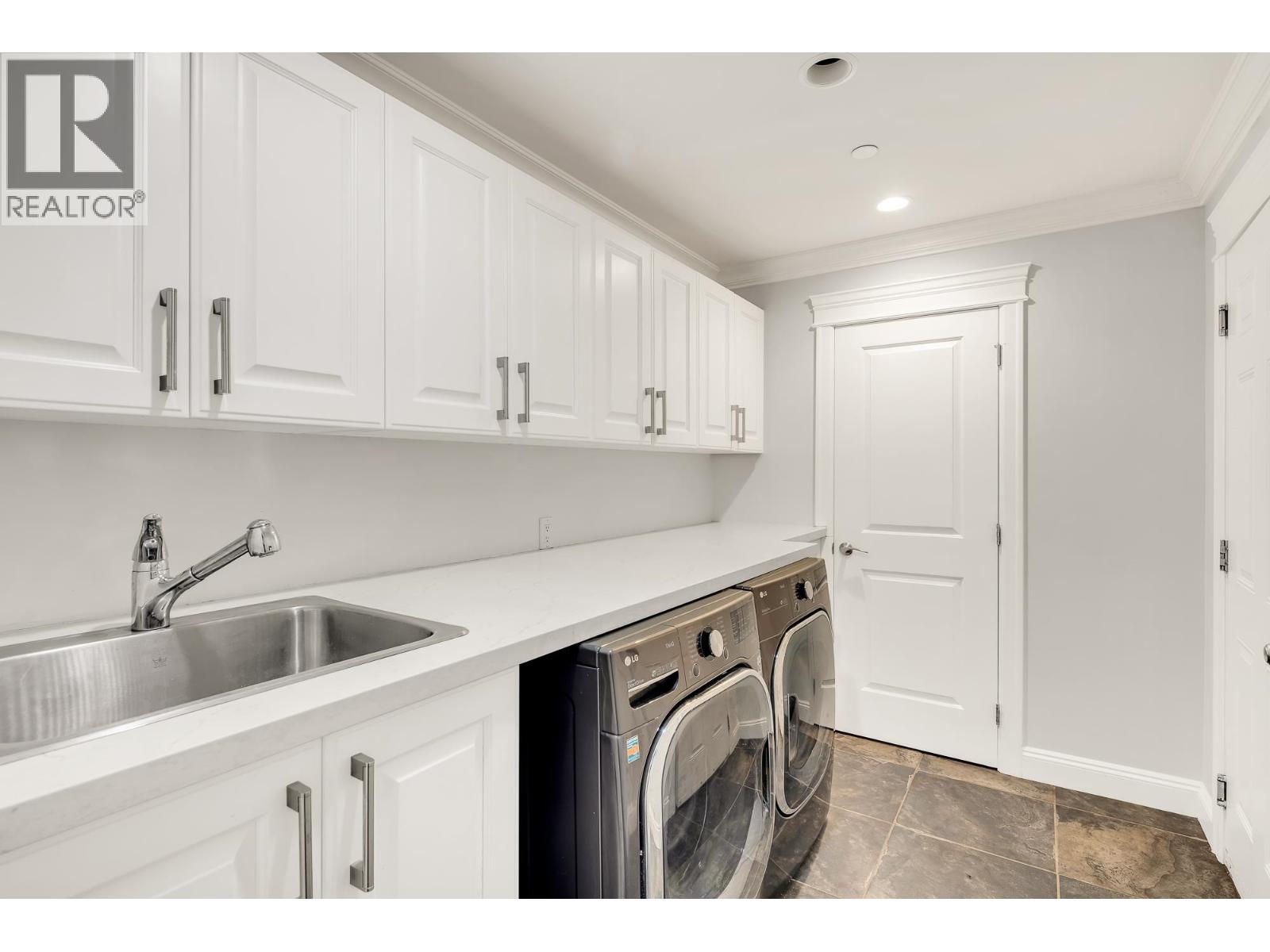 1020 JAY CRESCENT, Squamish