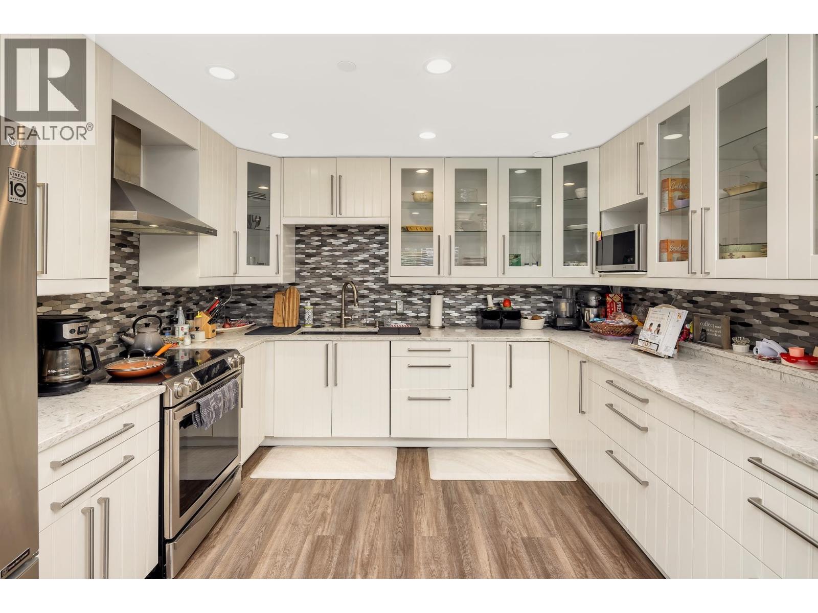 1020 JAY CRESCENT, Squamish