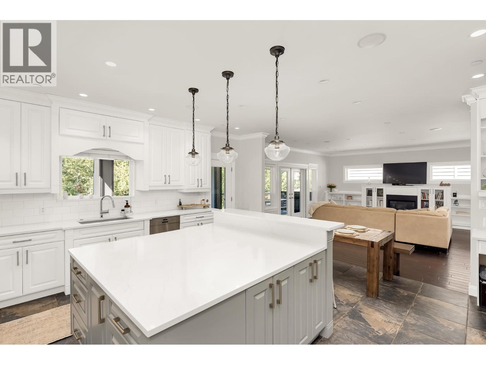 1020 JAY CRESCENT, Squamish