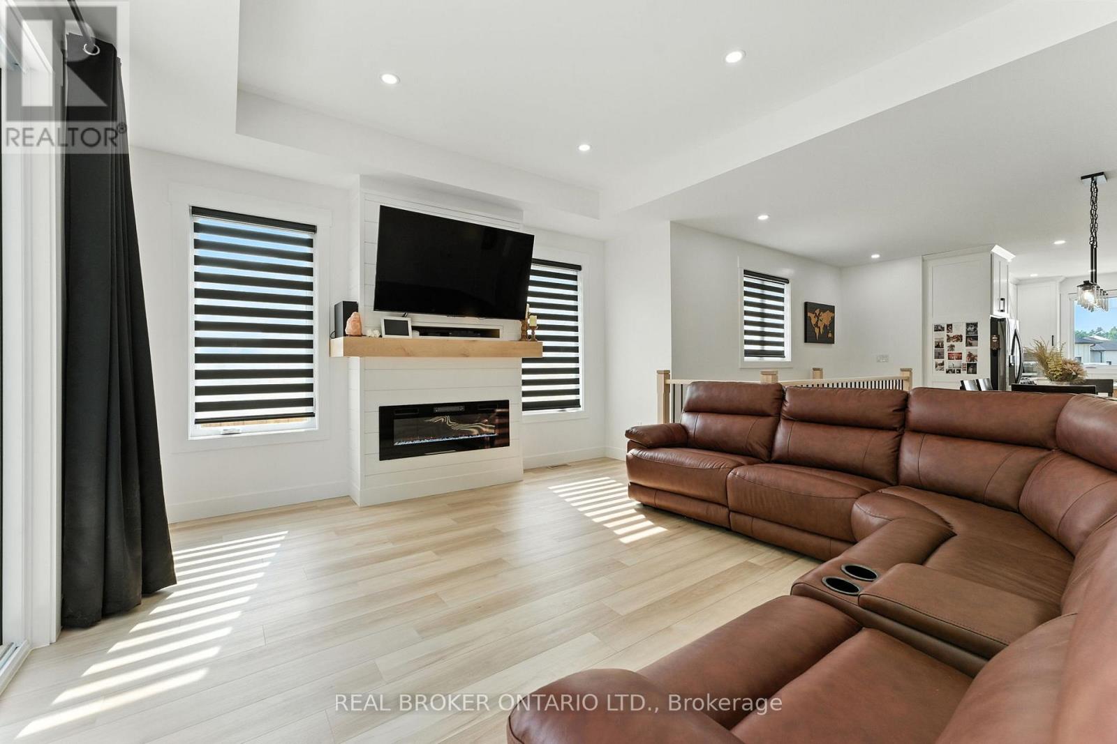 9 MACNEIL COURT - 12