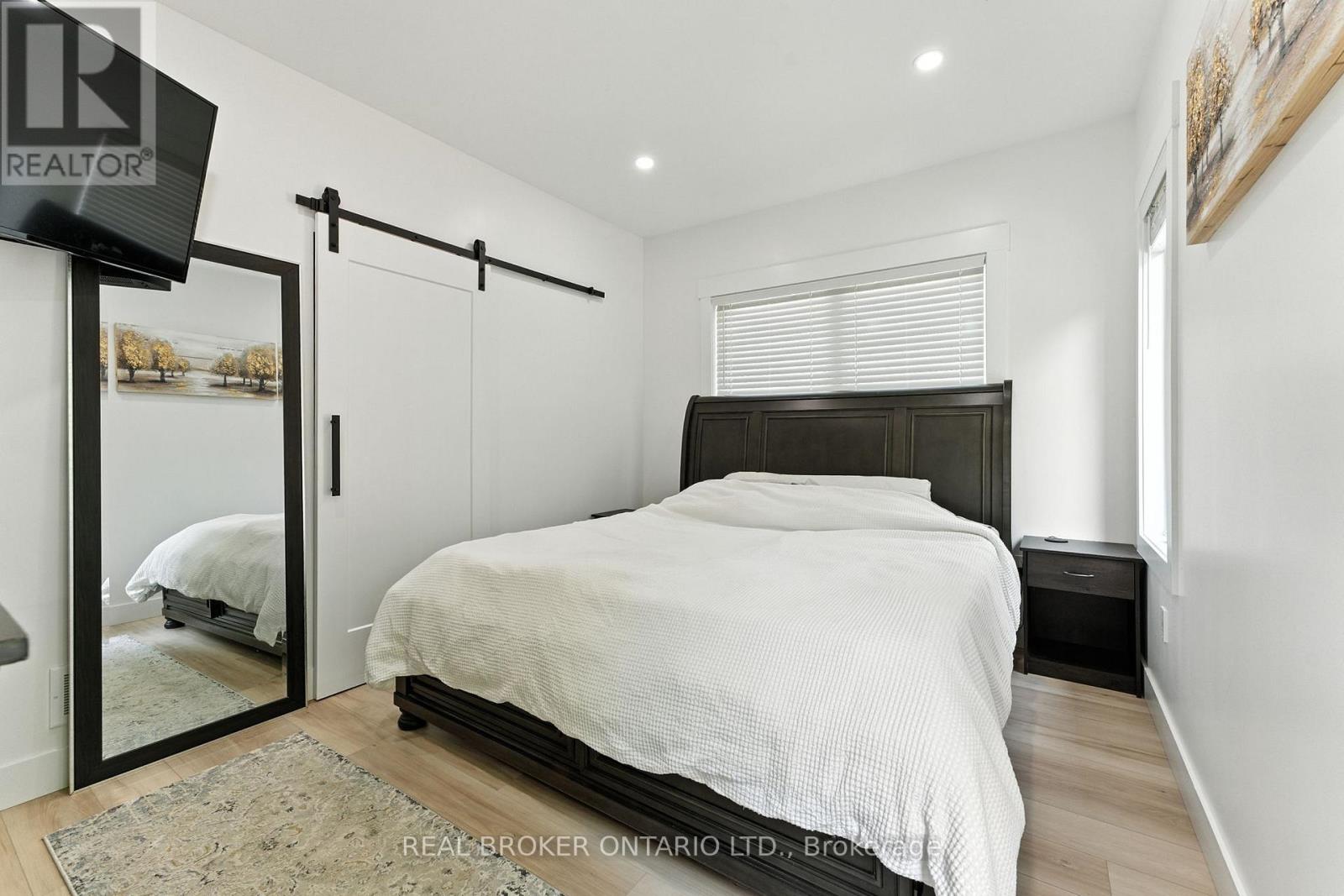 9 MACNEIL COURT - 16