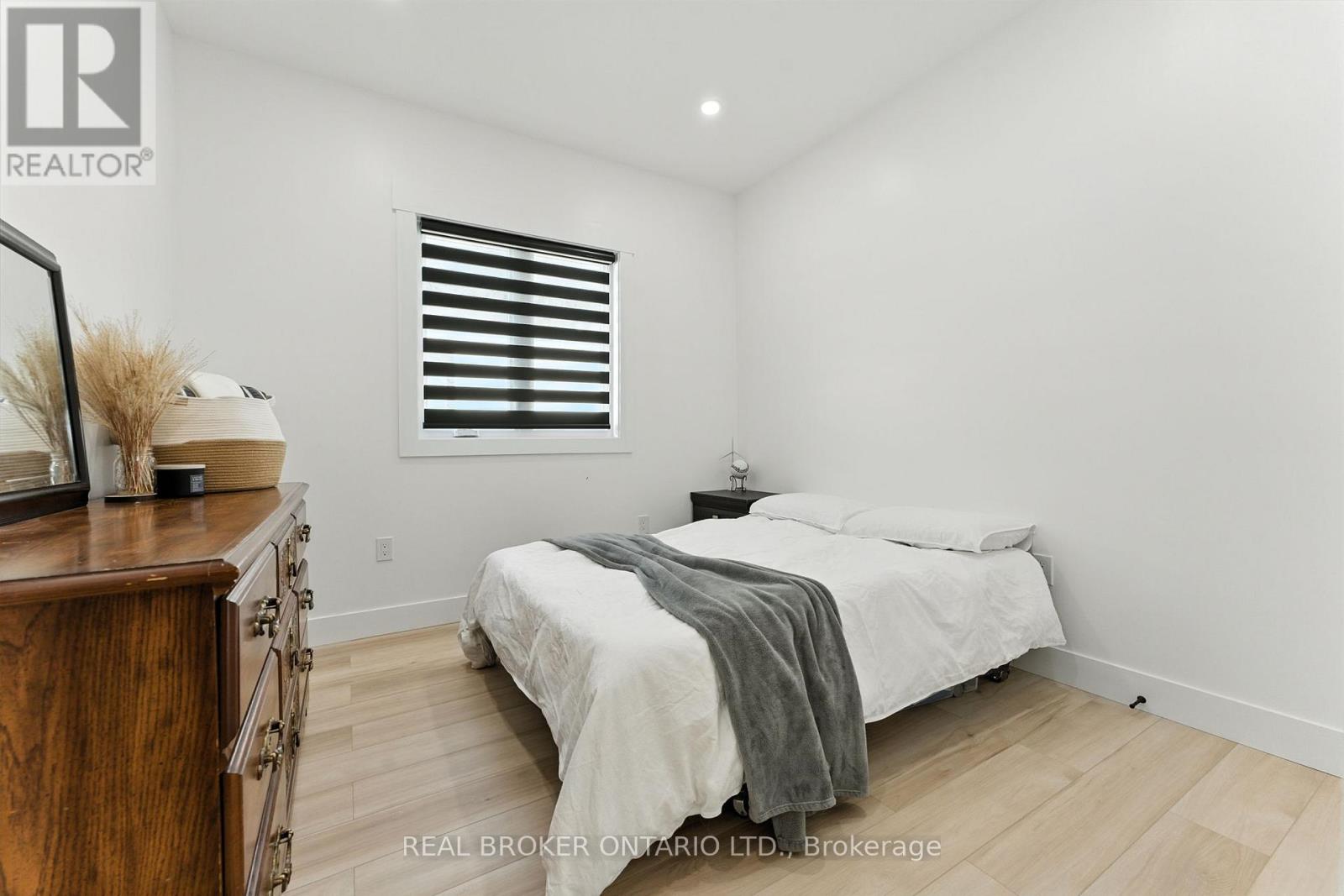 9 MACNEIL COURT - 18
