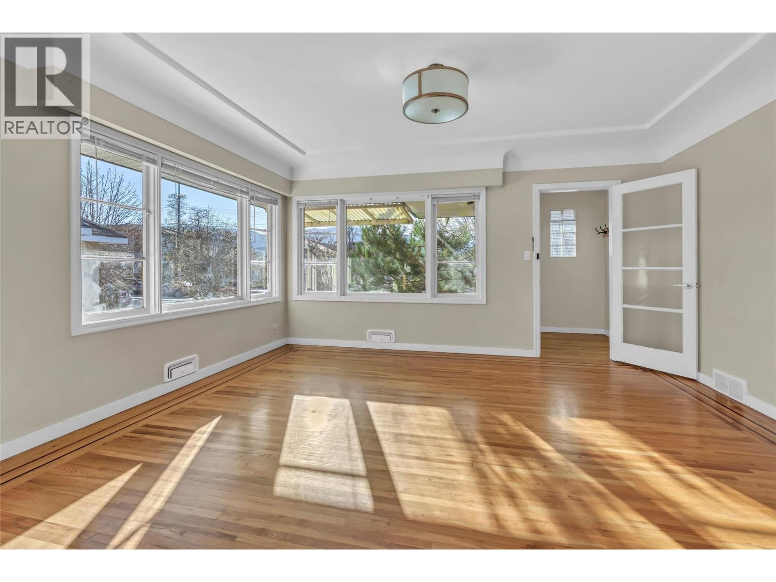 566 Van Horne Street, Penticton