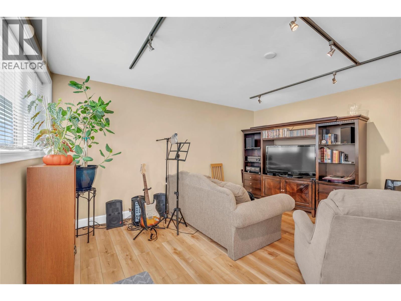 566 Van Horne Street, Penticton