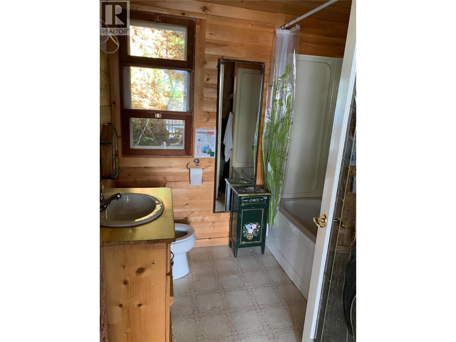 28 Simard Road, Mabel Lake