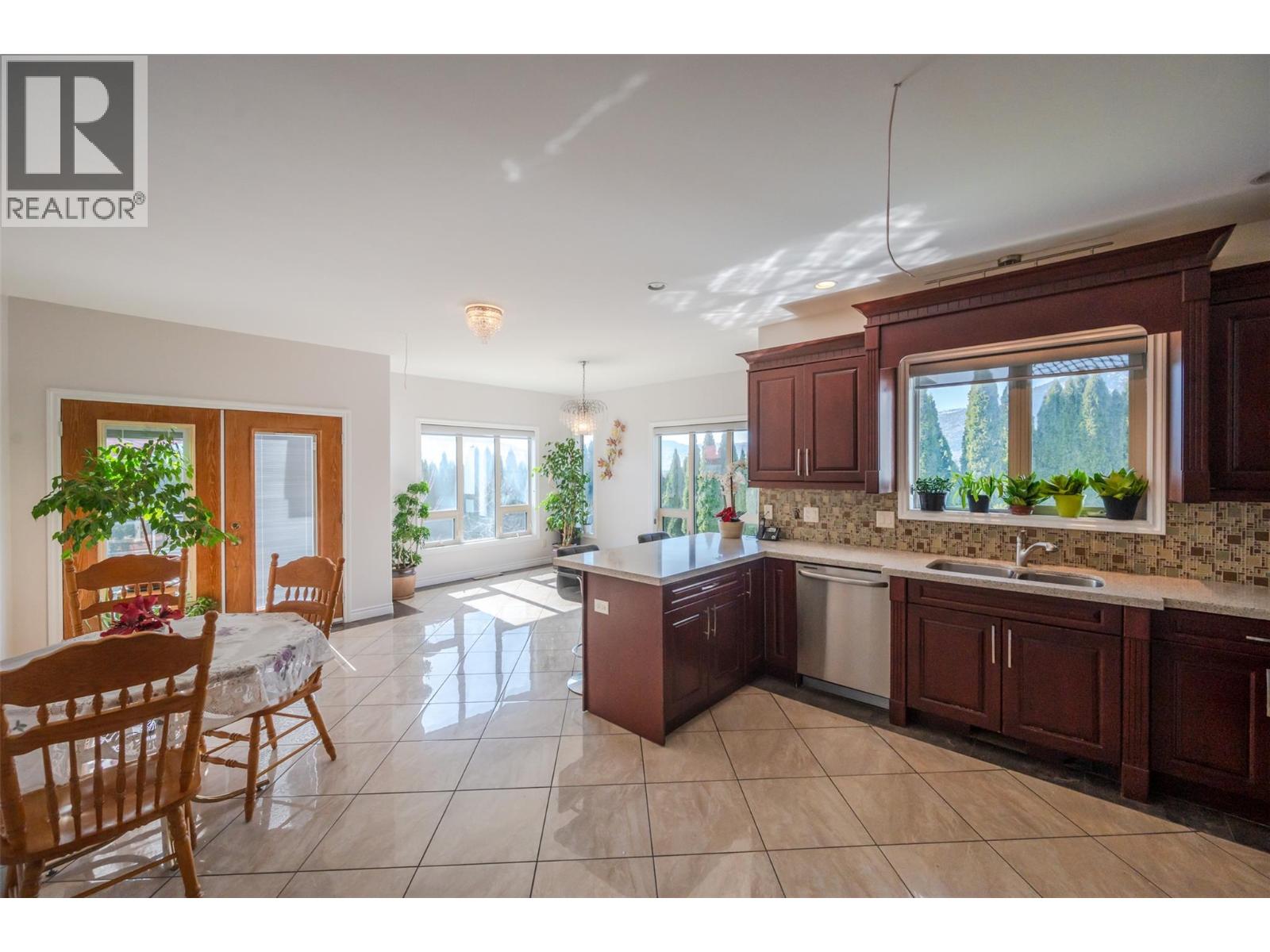 1095 Fairview Road, Oliver