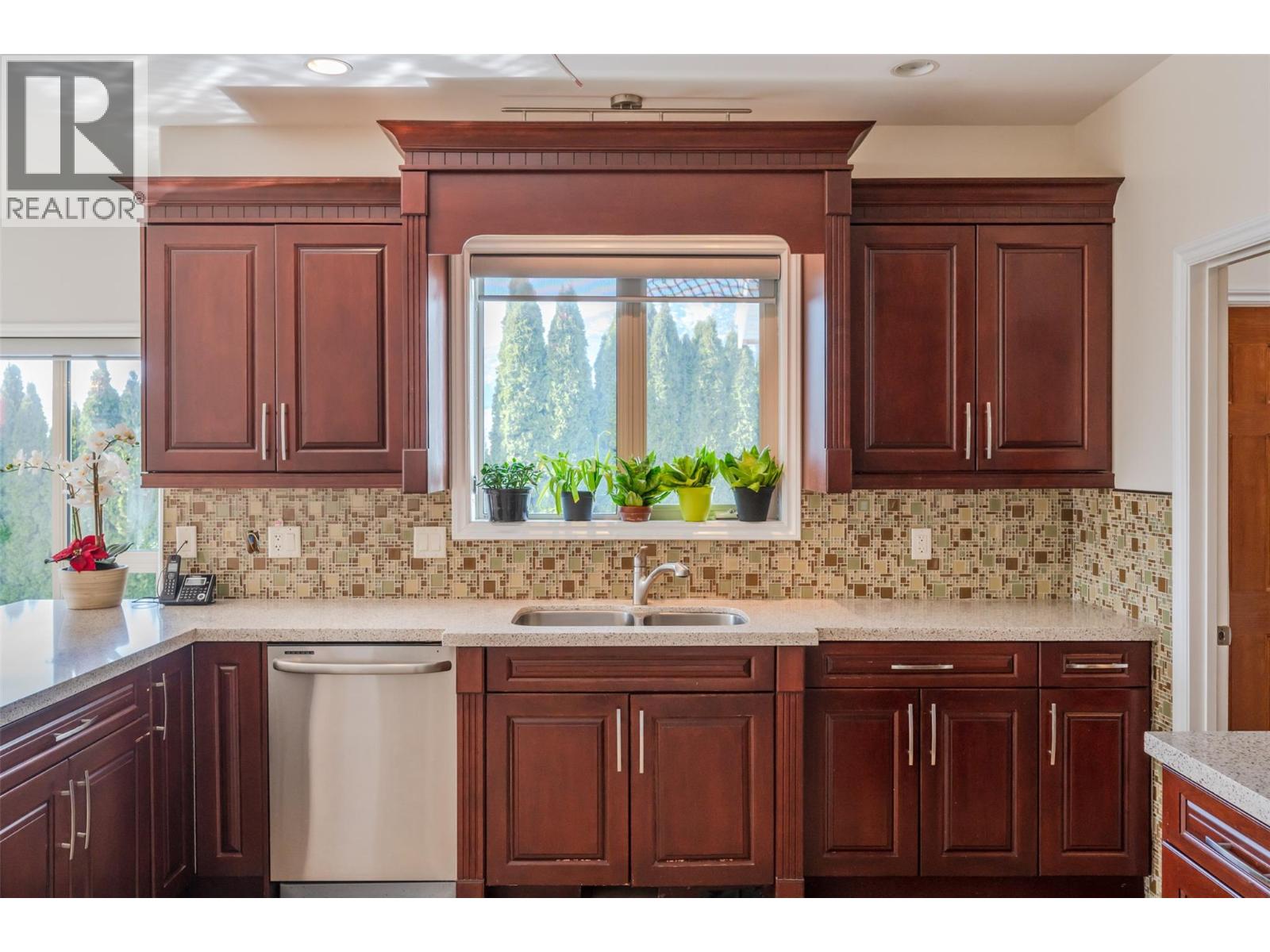 1095 Fairview Road, Oliver