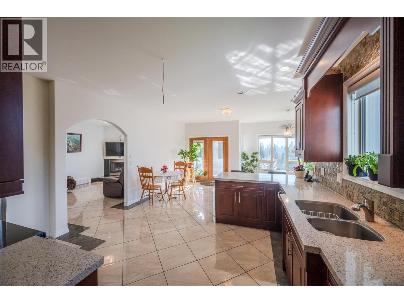 1095 Fairview Road, Oliver