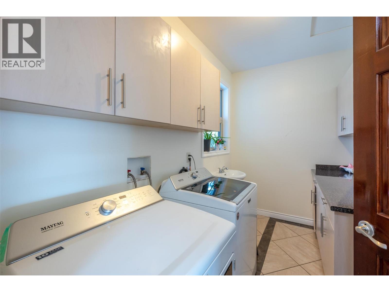 1095 Fairview Road, Oliver