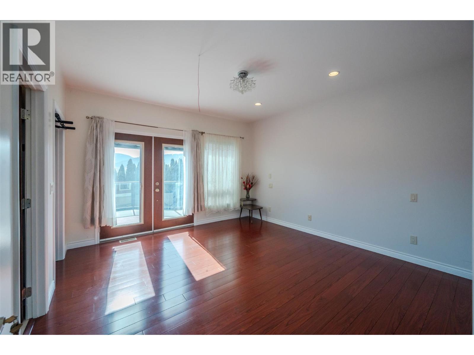 1095 Fairview Road, Oliver