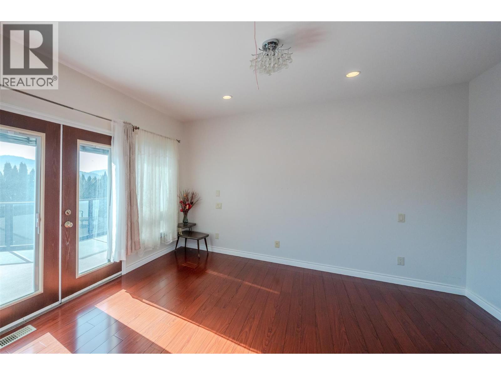 1095 Fairview Road, Oliver