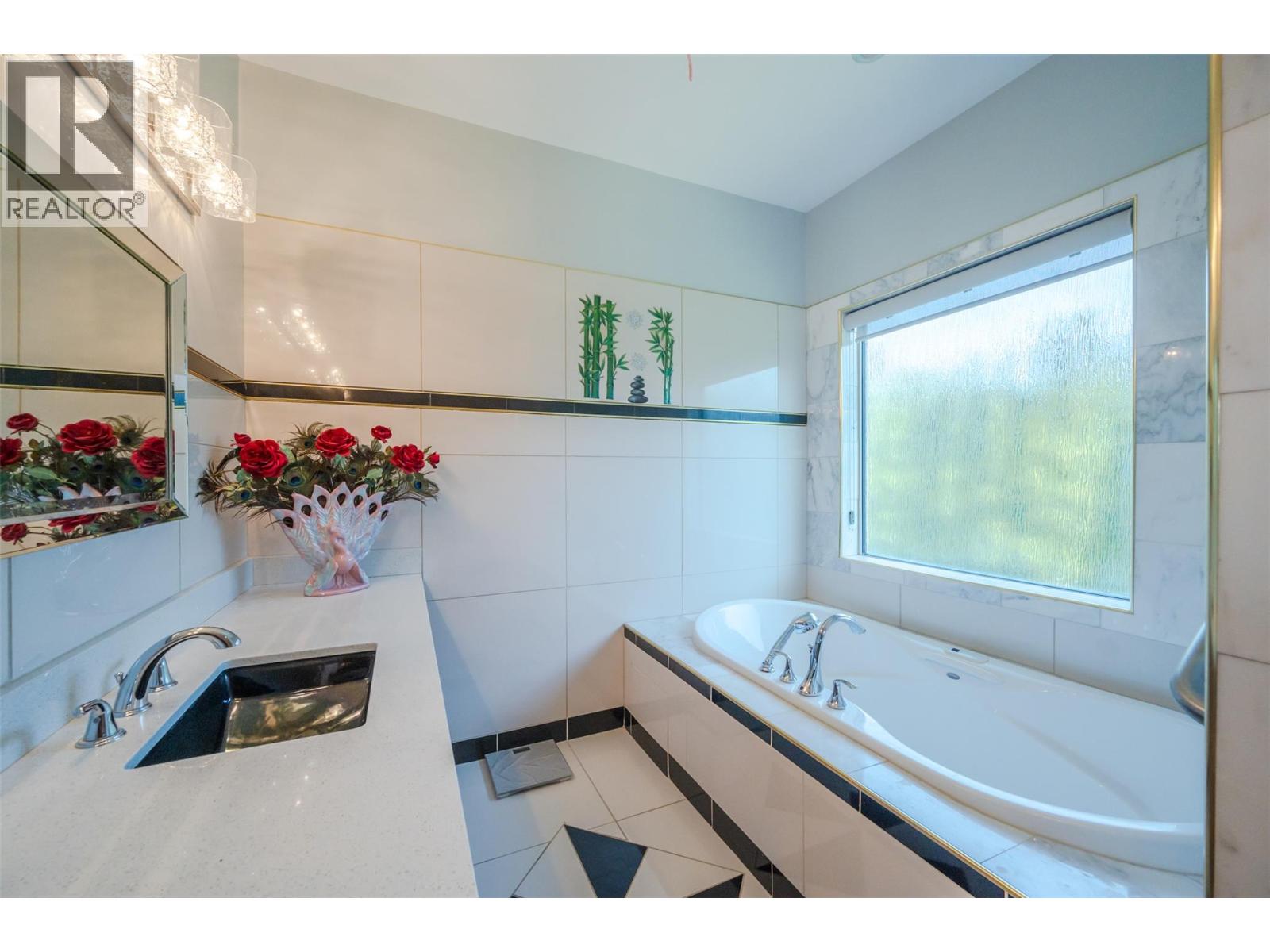 1095 Fairview Road, Oliver