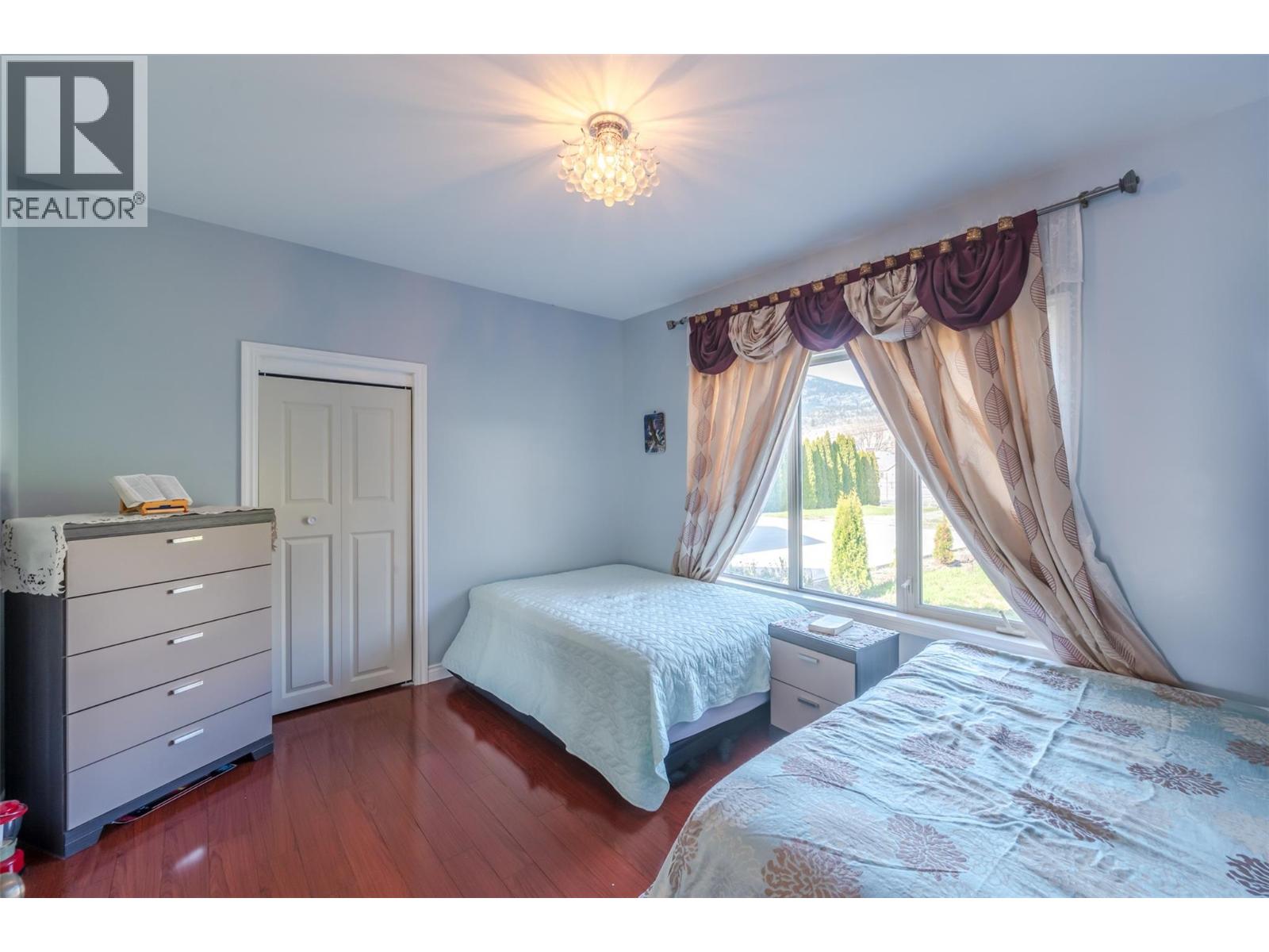 1095 Fairview Road, Oliver