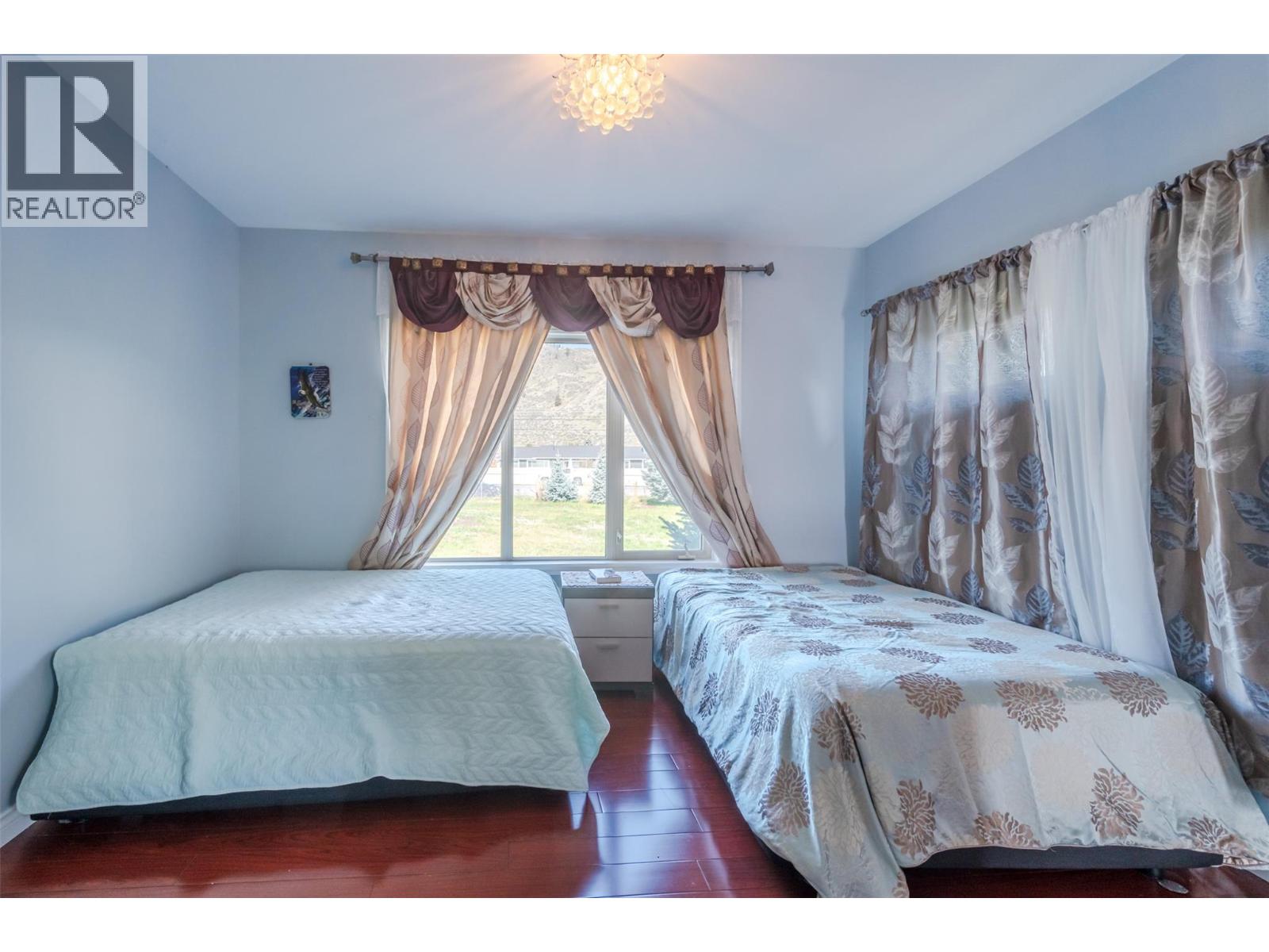 1095 Fairview Road, Oliver