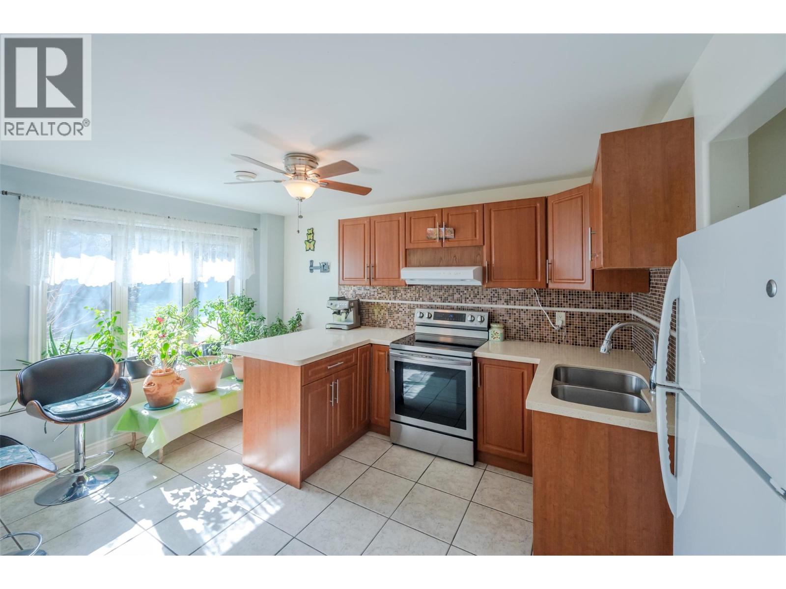 1095 Fairview Road, Oliver