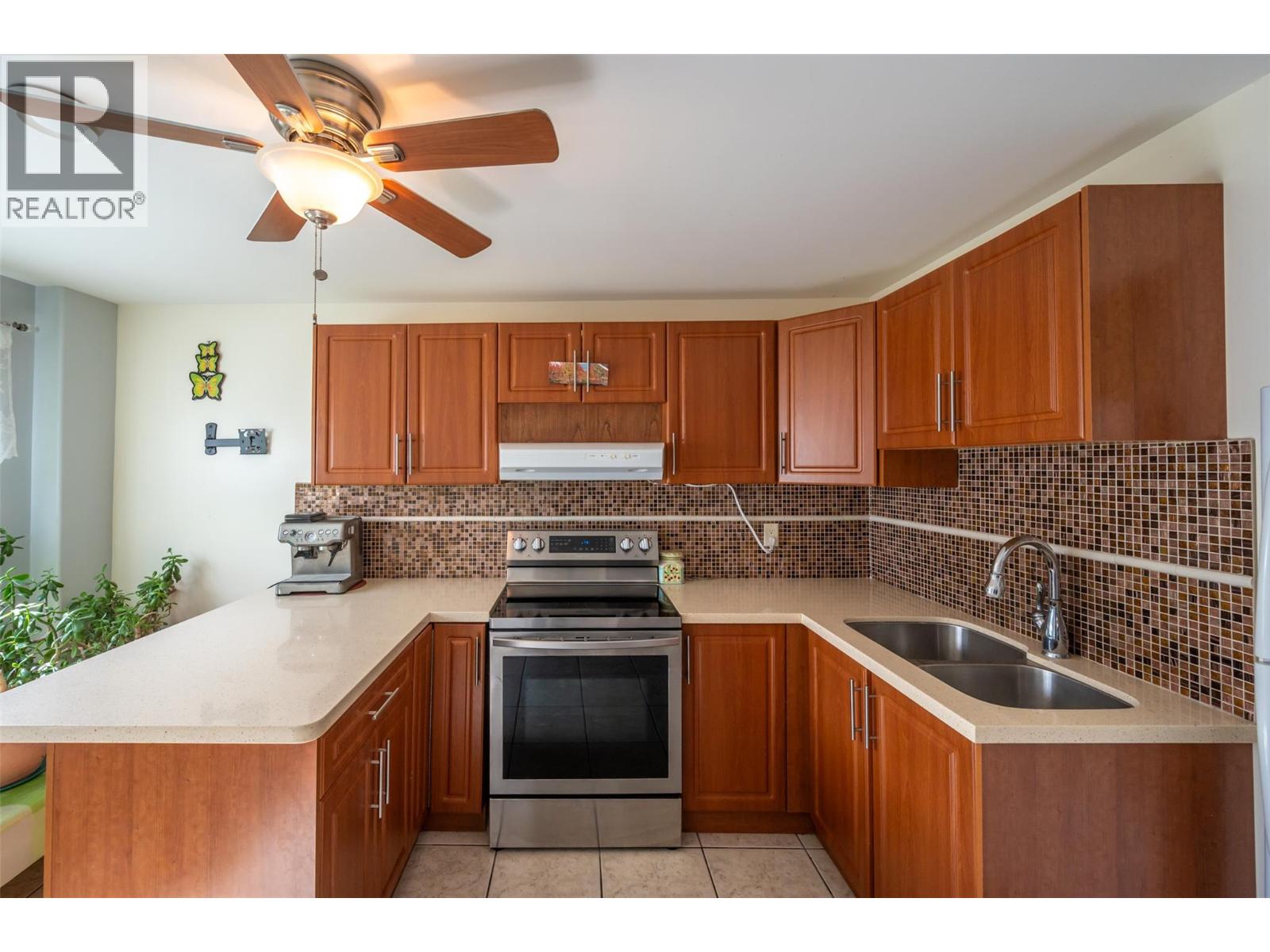 1095 Fairview Road, Oliver