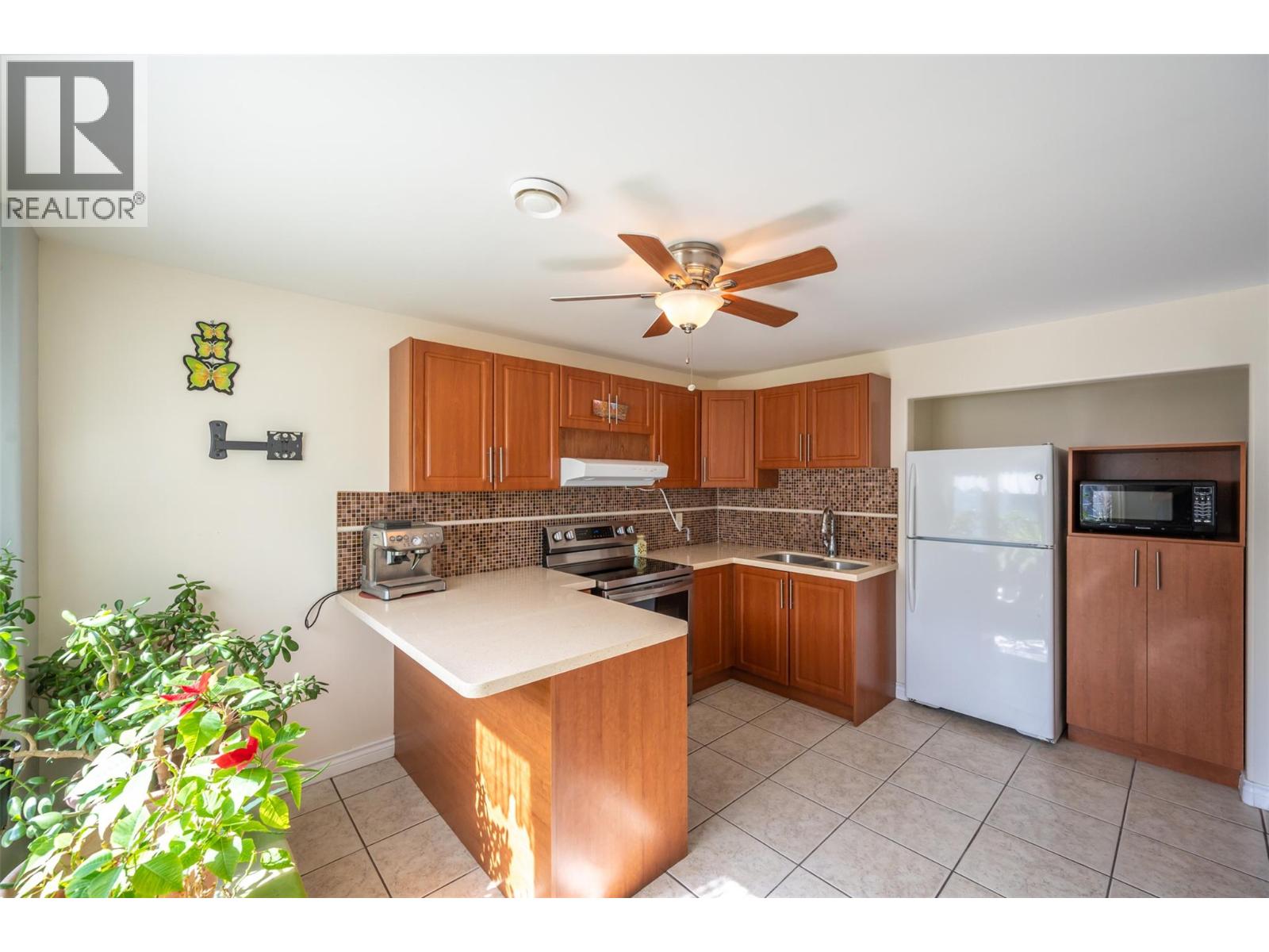 1095 Fairview Road, Oliver