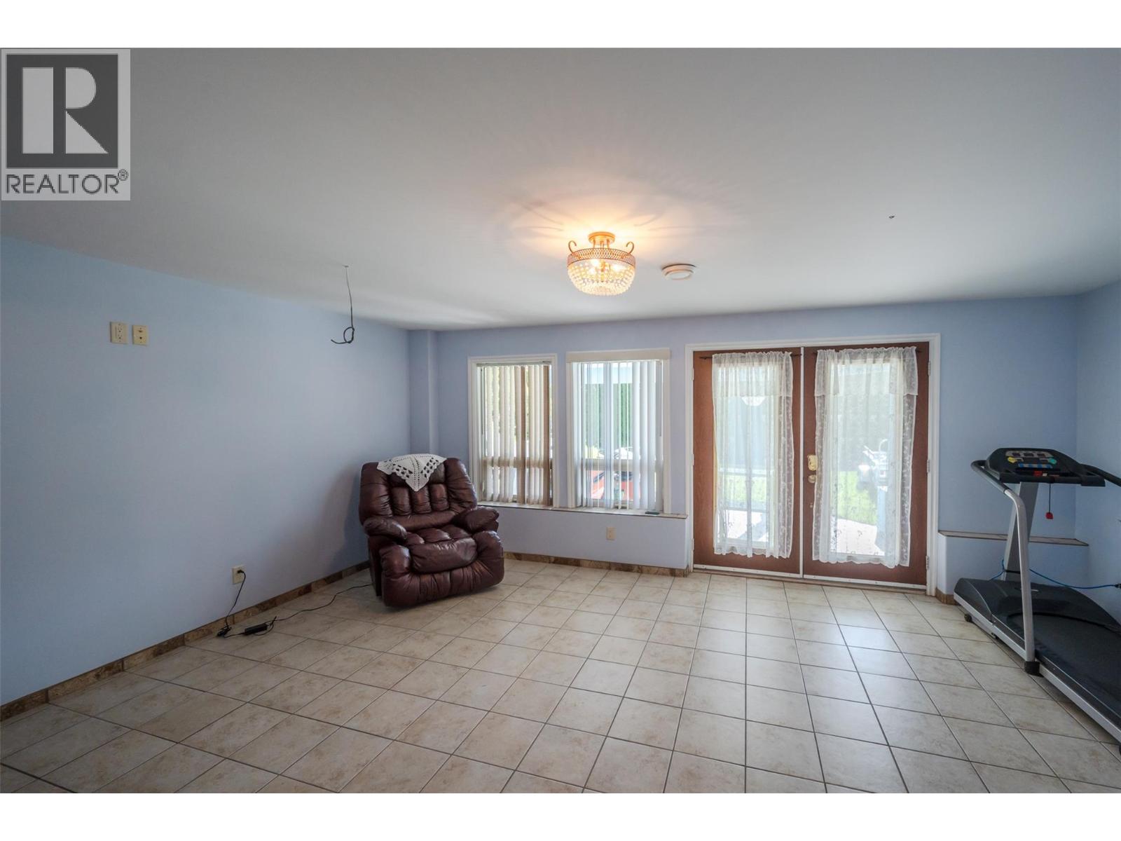 1095 Fairview Road, Oliver