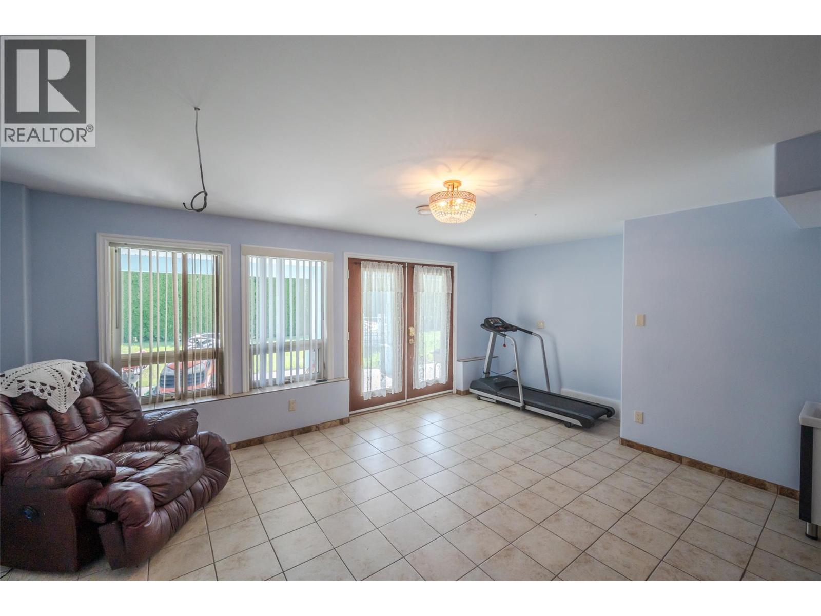 1095 Fairview Road, Oliver