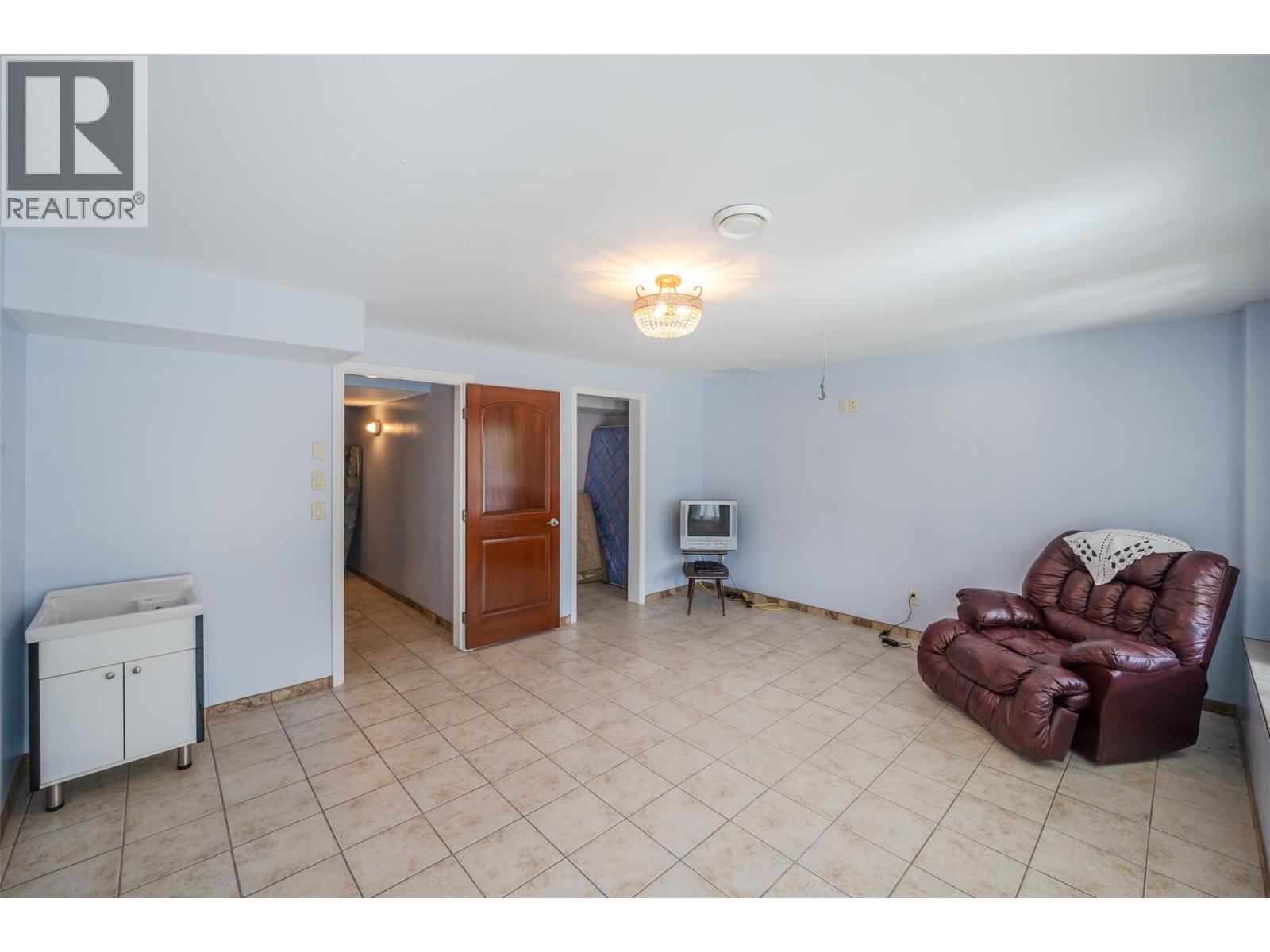 1095 Fairview Road, Oliver