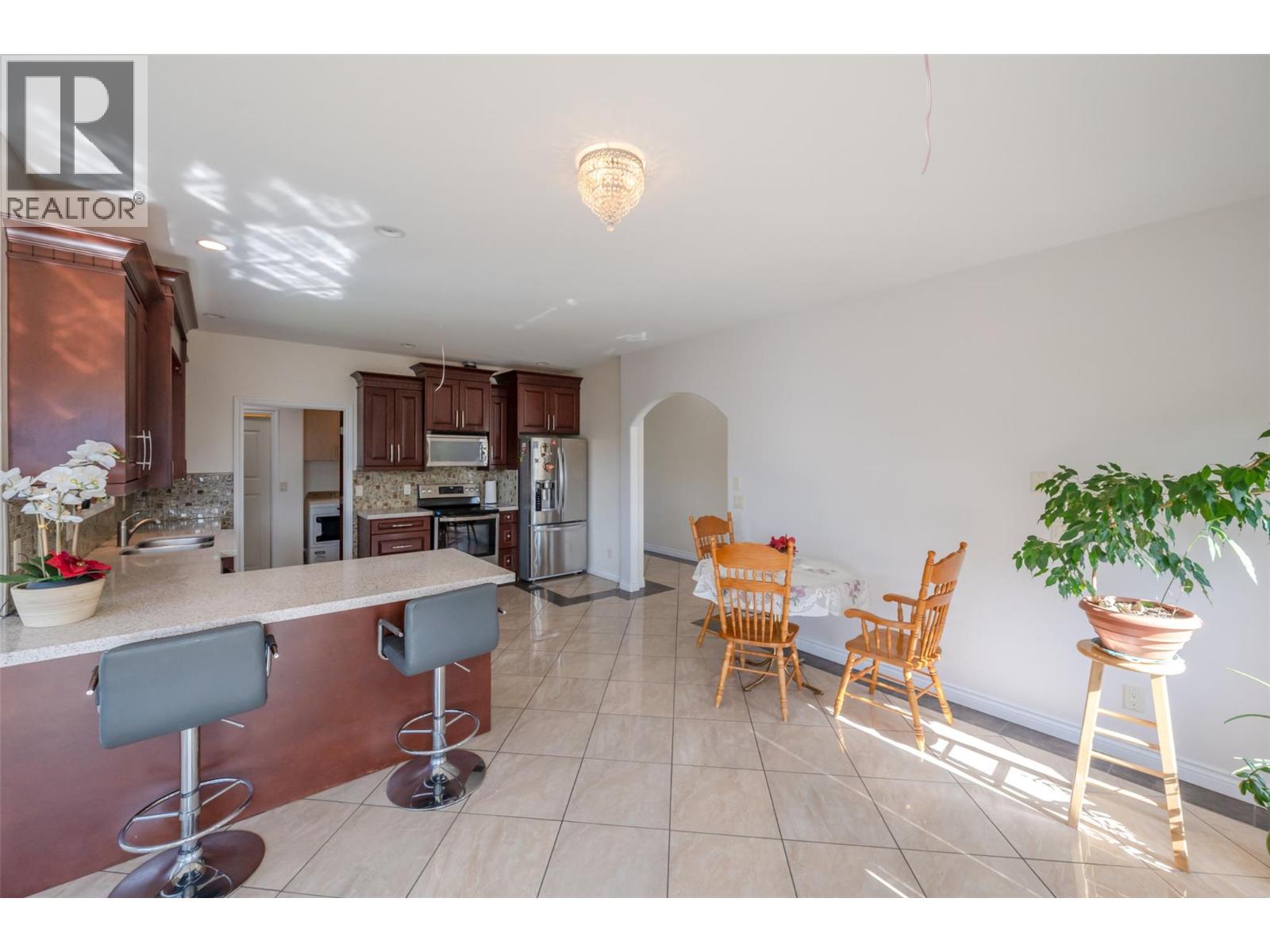 1095 Fairview Road, Oliver