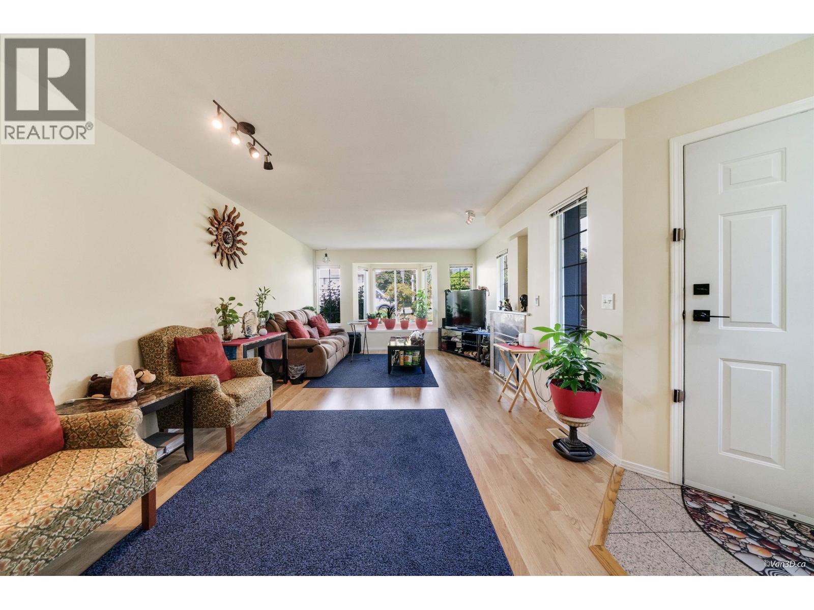 215 W 18TH STREET - Photo 3 of 3, North Vancouver, British Columbia