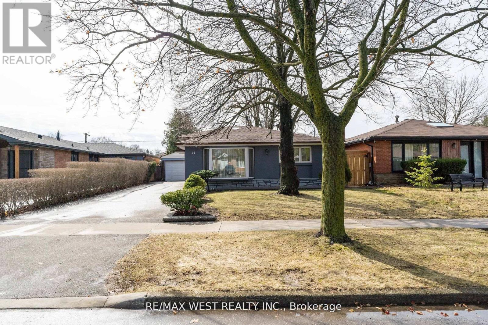 11 FARLEY CRESCENT - Photo 2 of 46, Toronto (Willowridge-Martingrove-Richview), Ontario