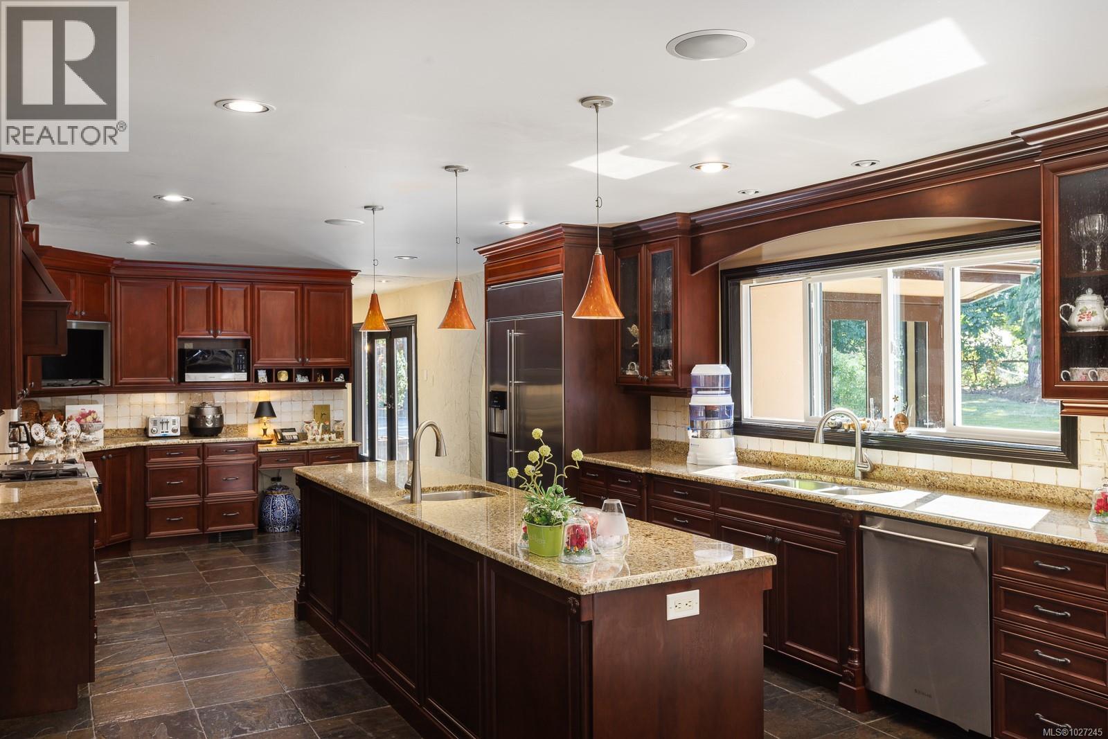  2495 Shannon Place, Saanich