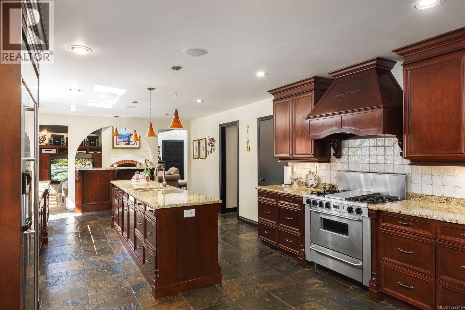  2495 Shannon Place, Saanich