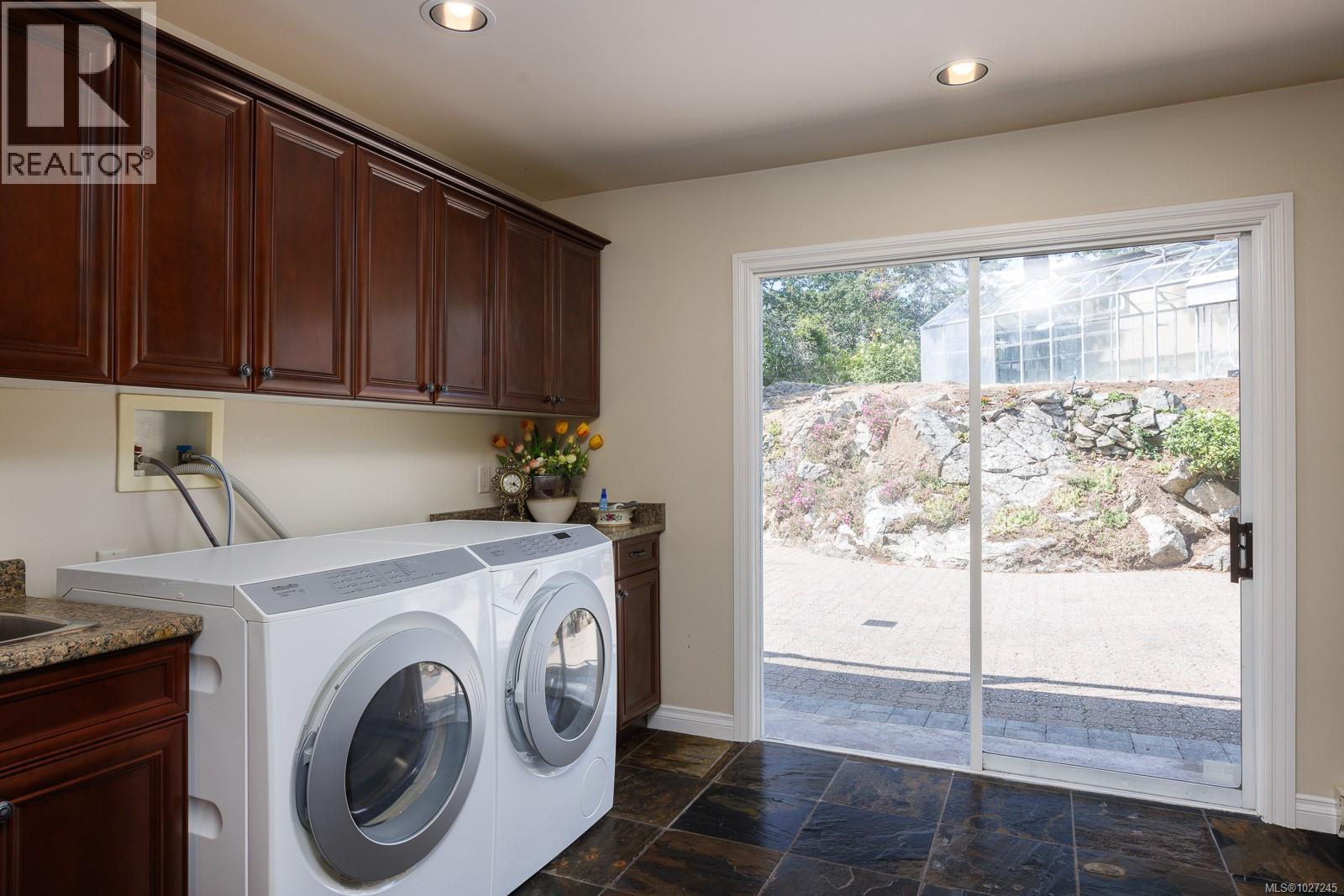  2495 Shannon Place, Saanich