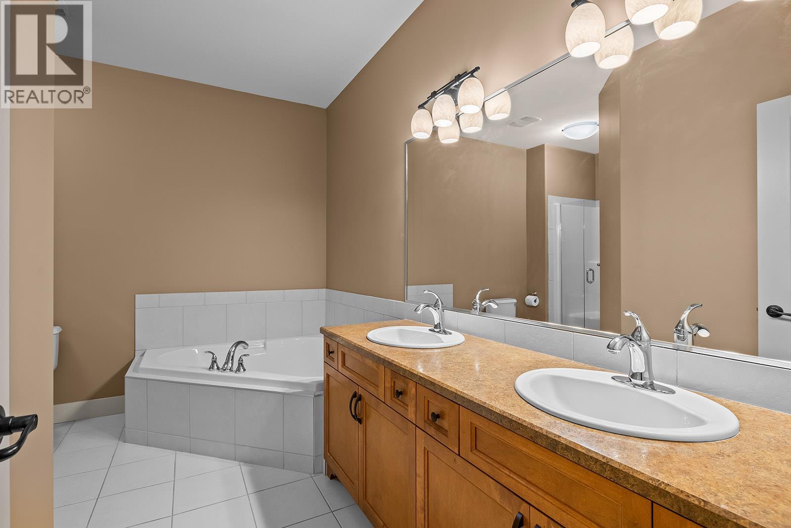 #3 2450 Selkirk Drive - 31