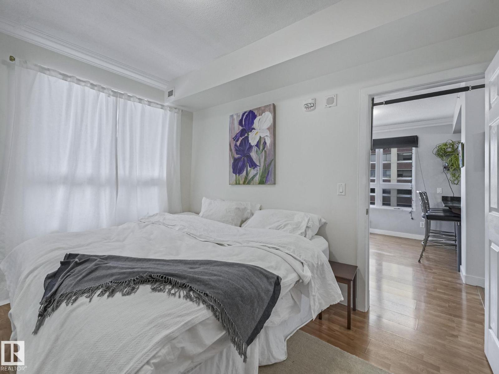 
          1005 9939 109 Street NW
            <br/>
            <span>Edmonton</span>
            , 
            <span>AB</span>
             <span>T5K1H6</span>
         - Photo 6