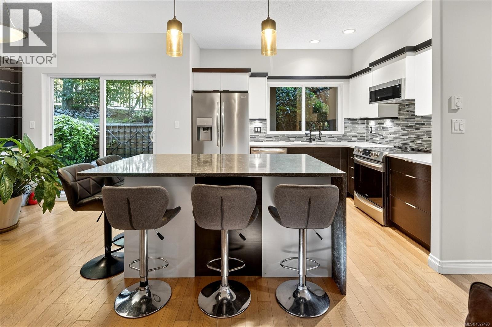 3 1405 Mallek Crescent, Victoria