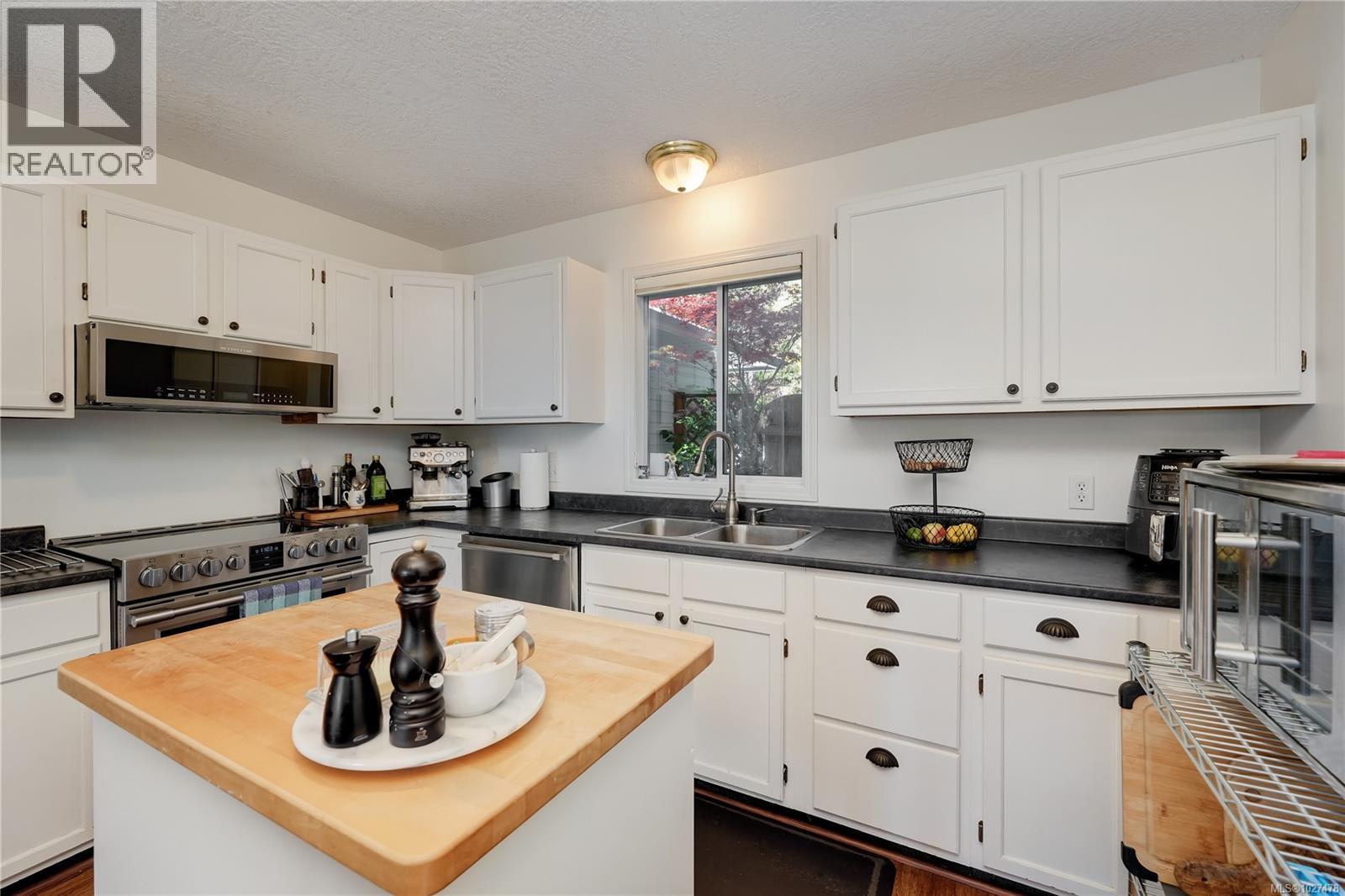 2056 Gladys Pl, Sooke