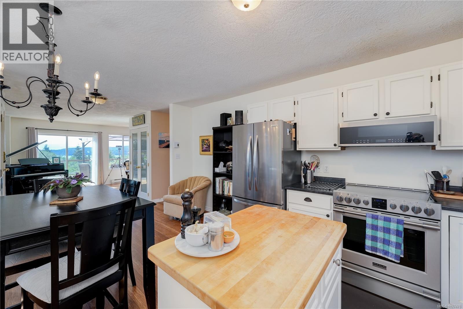 2056 Gladys Pl, Sooke