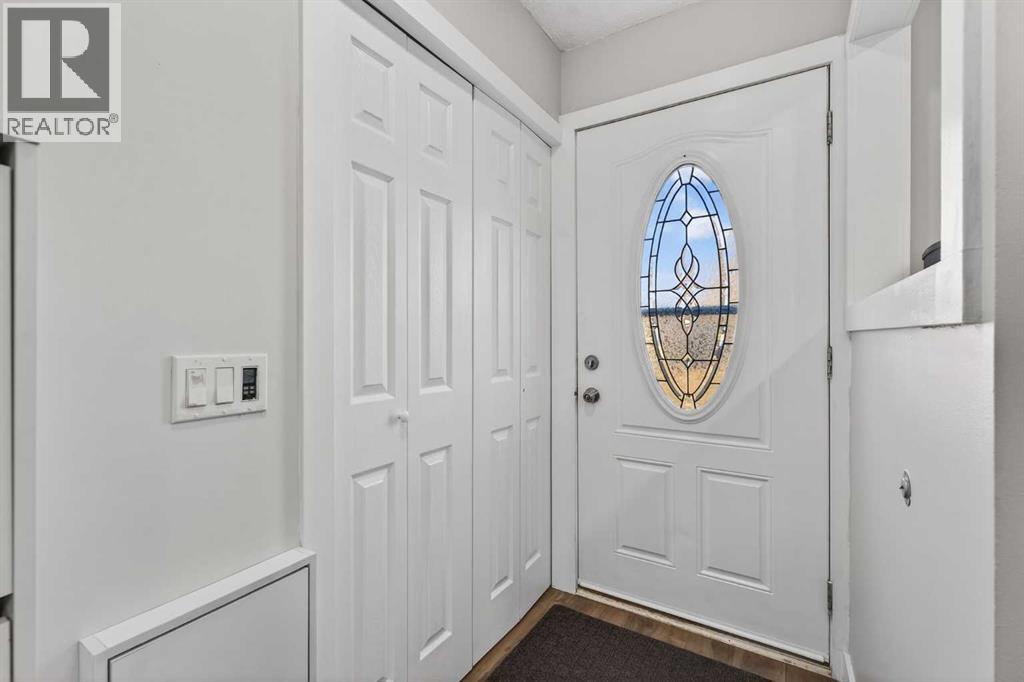 8 Malvern Crescent NE - Photo 4 of 37, Calgary, Alberta