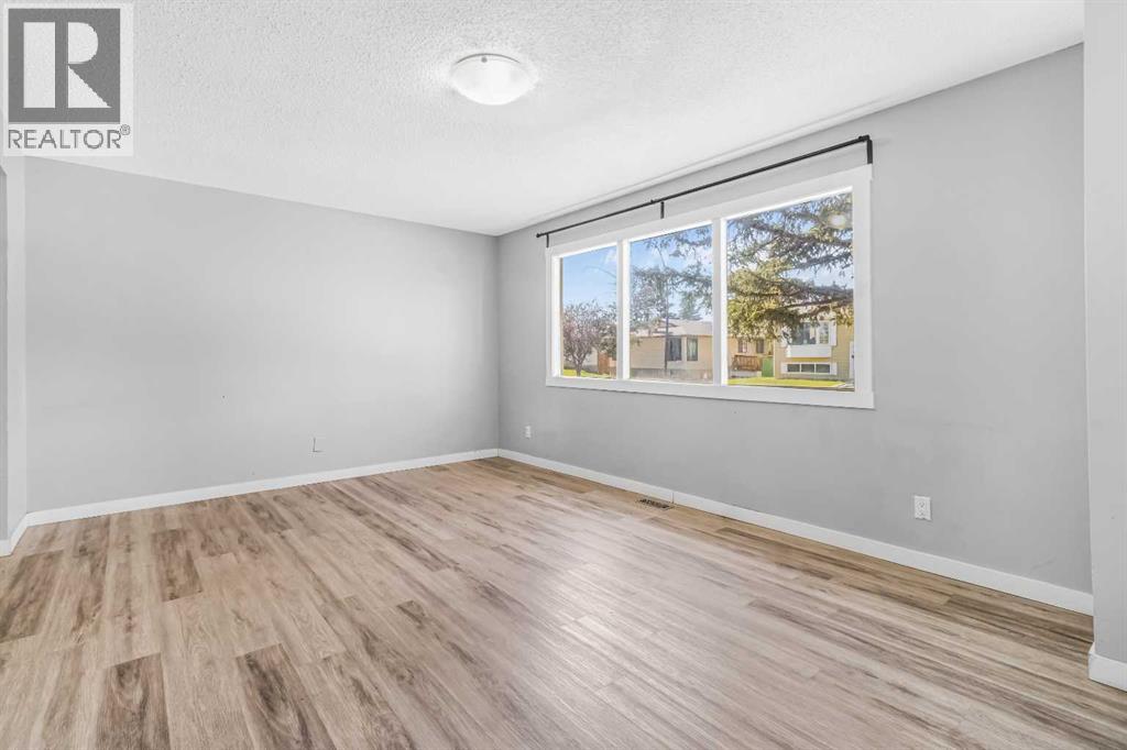 183 Penbrooke Close SE - Photo 5 of 33, Calgary, Alberta