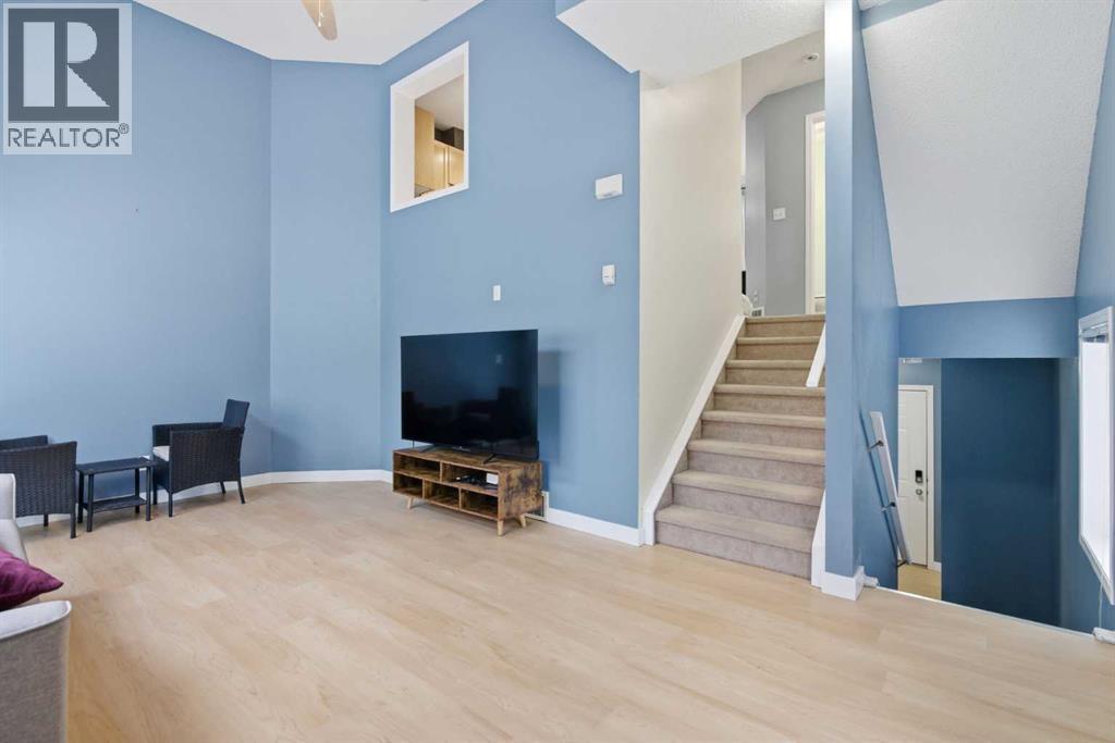 Single Family House 4 Level for Sale in  Everhollow Heights SW Evergreen Calgary 