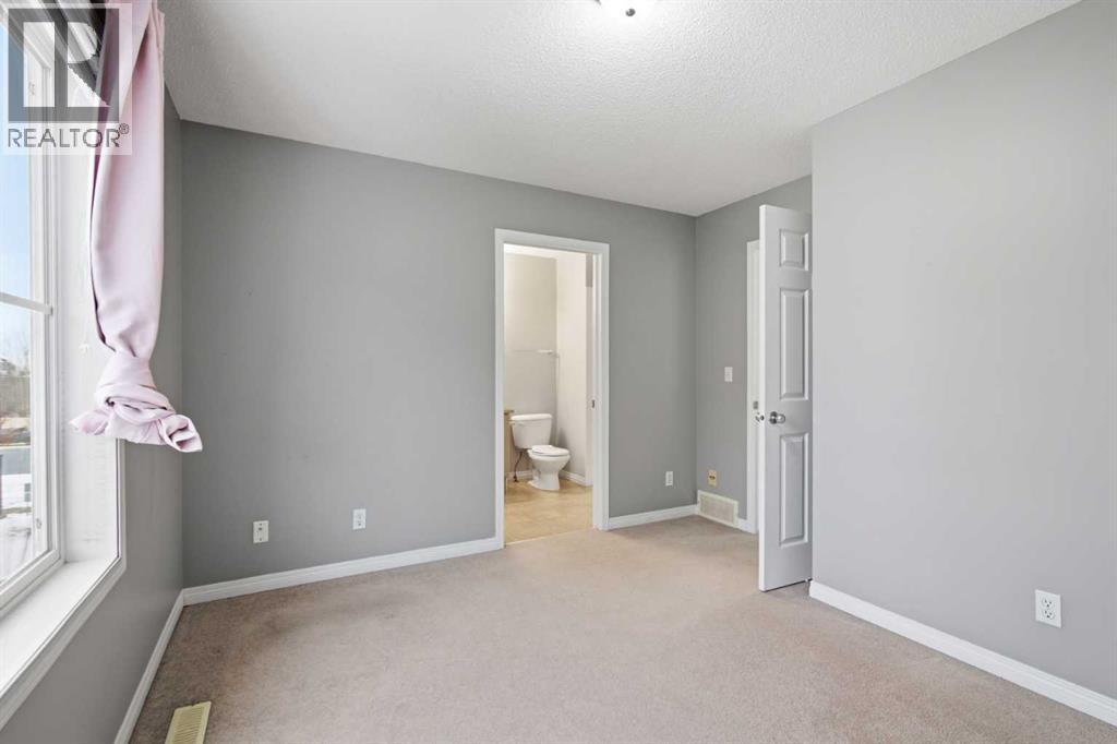 Single Family House 4 Level for Sale in  Everhollow Heights SW Evergreen Calgary 