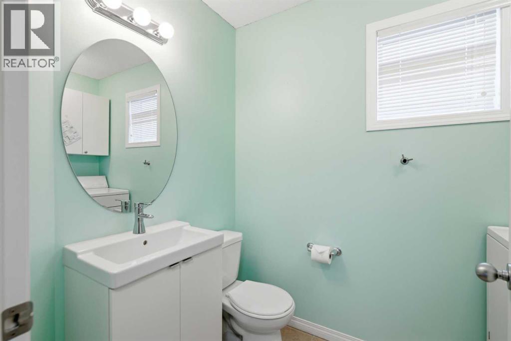 Single Family House 4 Level for Sale in  Everhollow Heights SW Evergreen Calgary 